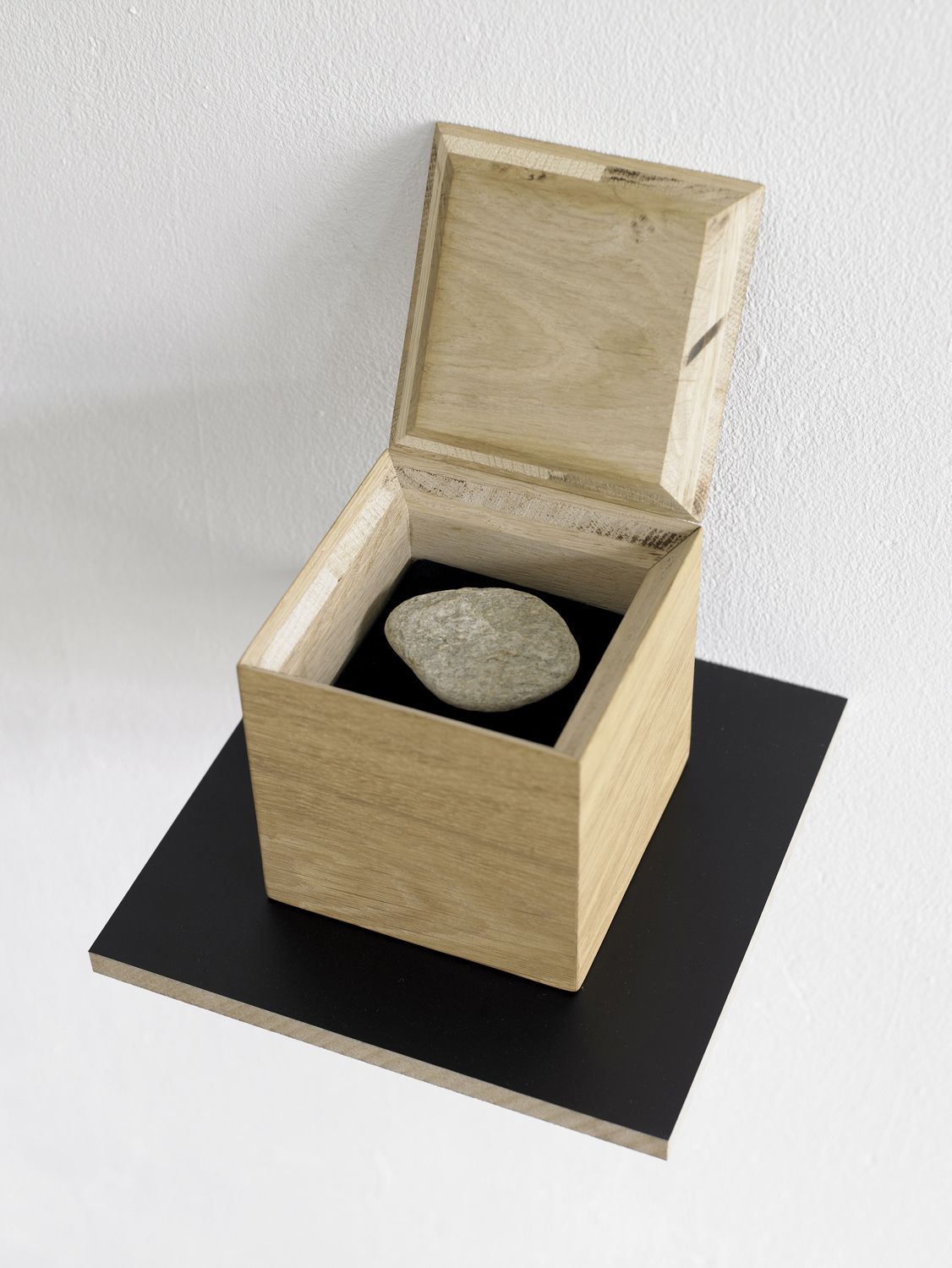 Skip Guaranteed Stone | Holz, Samt, Stein, 12 x 12 x 12 cm