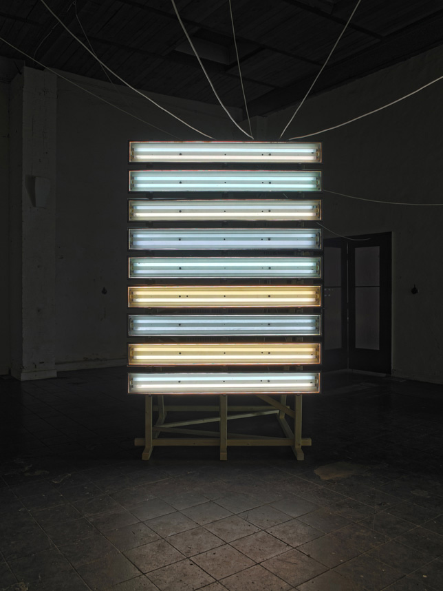 Installationsansicht | Graufilterfolie, abgehängte Deckenlampen, Holz | 280 x 150 x 120 cm